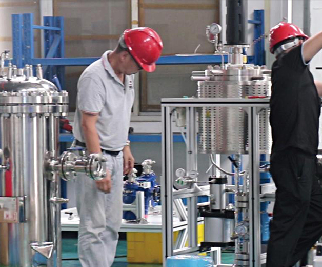 霍桐儀器中試連續(xù)高壓反應釜成套裝置生產場景